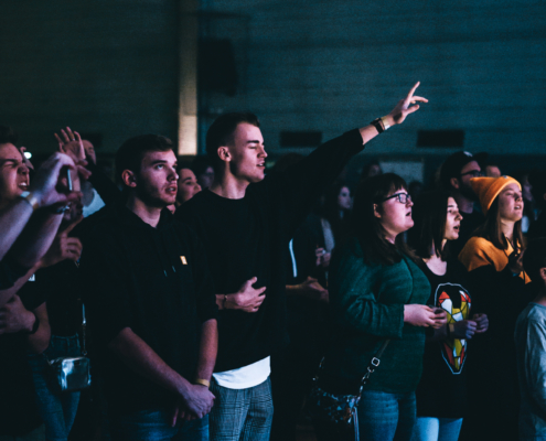 Menschenmenge während der Anbetung mit errhobenen Händen bei der STEPS.Worshipnight in Rohrau 2019